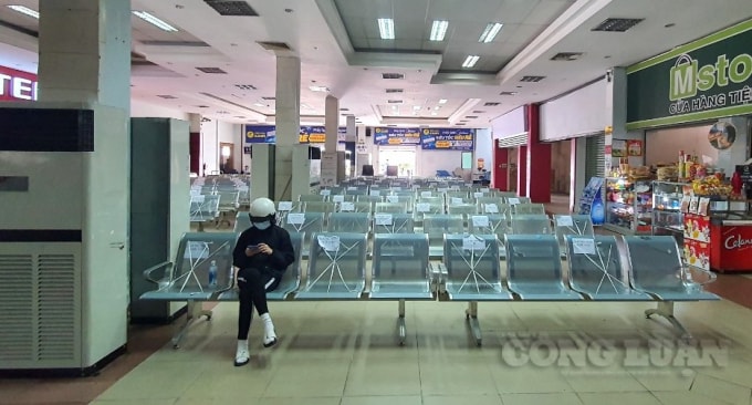 Một hành khách giữa nhiều hàng ghế trống.