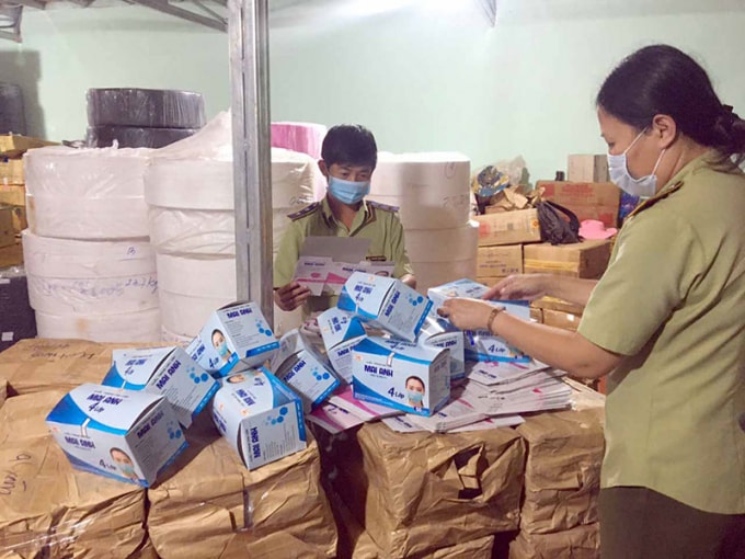 Ông Trần Hữu Linh, Tổng Cục trưởng Tổng Cục Quản lý thị trường cho biết: Người tiêu dùng nên cẩn trọng khi mua các loại khẩu trang được quảng cáo có khả năng diệt 99% virus COVID-19.