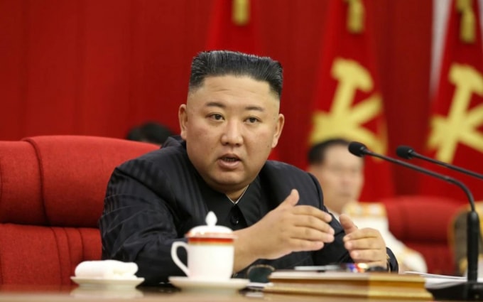 Nhà lãnh đạo Triều Tiên Kim Jong Un phát biểu trong ngày thứ ba tham dự Hội nghị toàn thể lần thứ 3 Ban Chấp hành Trung ương Đảng Lao động Triều Tiên lần thứ 8 tại Bình Nhưỡng, Triều Tiên - Ảnh: KCNA /REUTERS