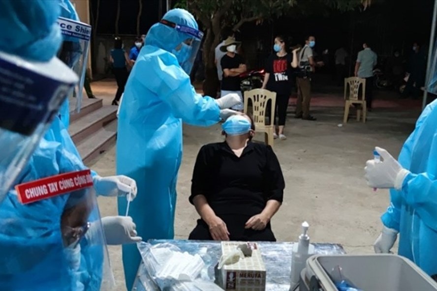 Lực lượng y tế lấy mẫu xét nghiệm sàng lọc Covid-19 cho người dân. Ảnh: minh họa
