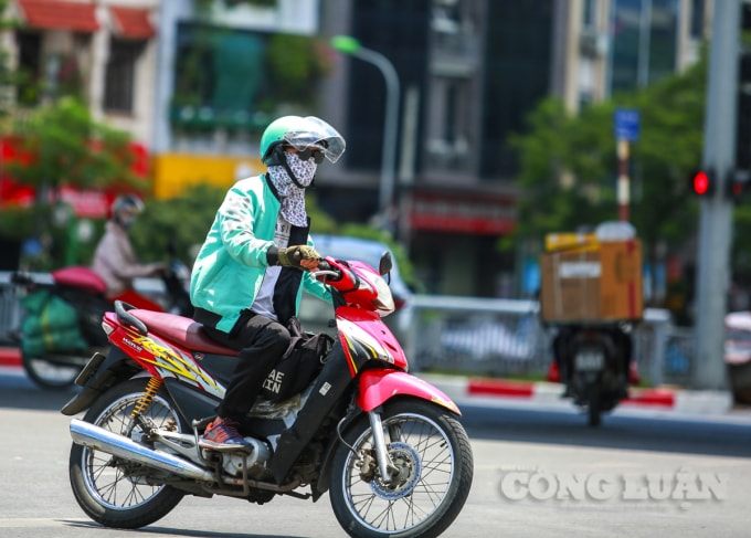 Theo trung tâm Dự báo Khí tượng Thủy văn quốc gia cho biết, do ảnh hưởng của vùng áp thấp nóng phía Tây kết hợp với hiệu ứng phơn nên từ ngày hôm nay (18/6) đến ngày 21/6, ở Bắc Bộ và Trung Bộ có nắng nóng gay gắt và đặc biệt gay gắt với nhiệt độ cao nhất phổ biến 37-40 độ, có nơi trên 40 độ.