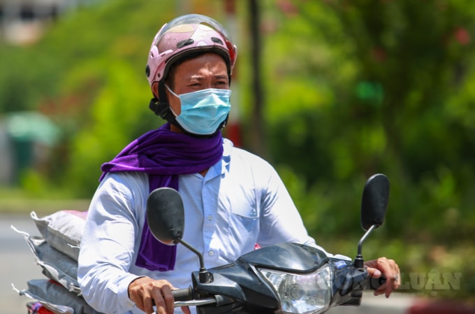 Hầu như mọi người đều sử dụng mọi thứ mình có để che chắn nắng. Người đàn ông lao động sử dụng luôn chiếc khăn quấn quanh cổ che bớt gió nóng, ánh nắng vào cổ khi di chuyển trên đường.
