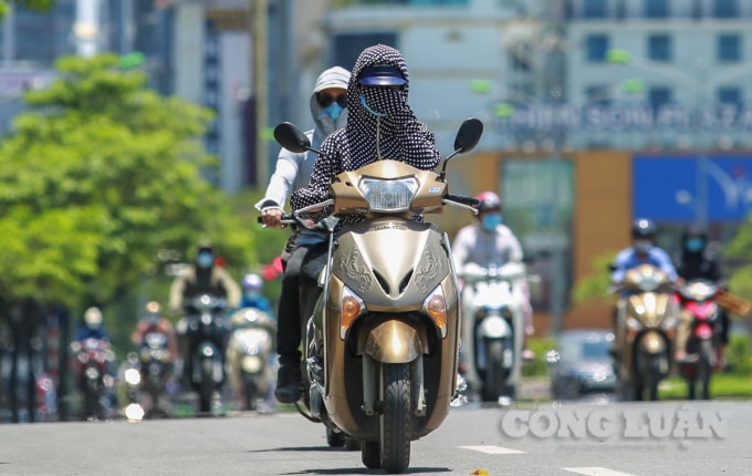 Sau cơn bão số 2, nắng nóng đã quay trở lại. Đến hôm nay 18/6, nhiệt độ tại Hà Nội được dự báo có nơi ngưỡng nhiệt độ cao hơn 40 độ C là ngày nắng nóng đặc biệt gay gắt.