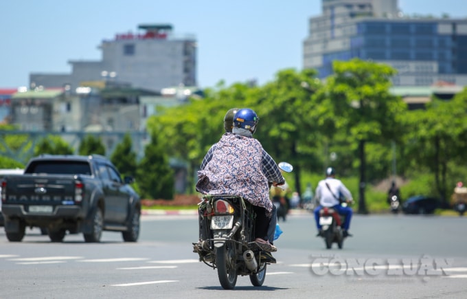 Hoặc tấm vải mỏng, khoác lên người để giảm ánh nắng nóng trực tiếp vào da.