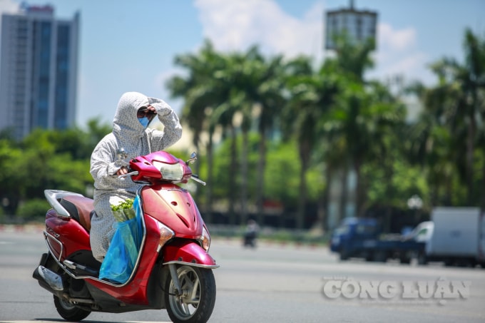 Hầu hết người dân ra đường vào thời điểm giữa trưa, đầu chiều đều mặc trang phục kín mít.
