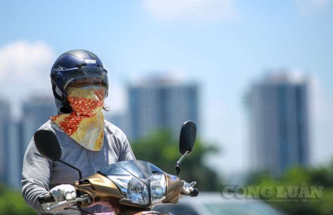 Khăn trùm, áo kín, tất tay..., là những thứ không thể thiếu khi người dân Hà Nội di chuyển ra đường vào thời điểm giữa trưa những ngày này.