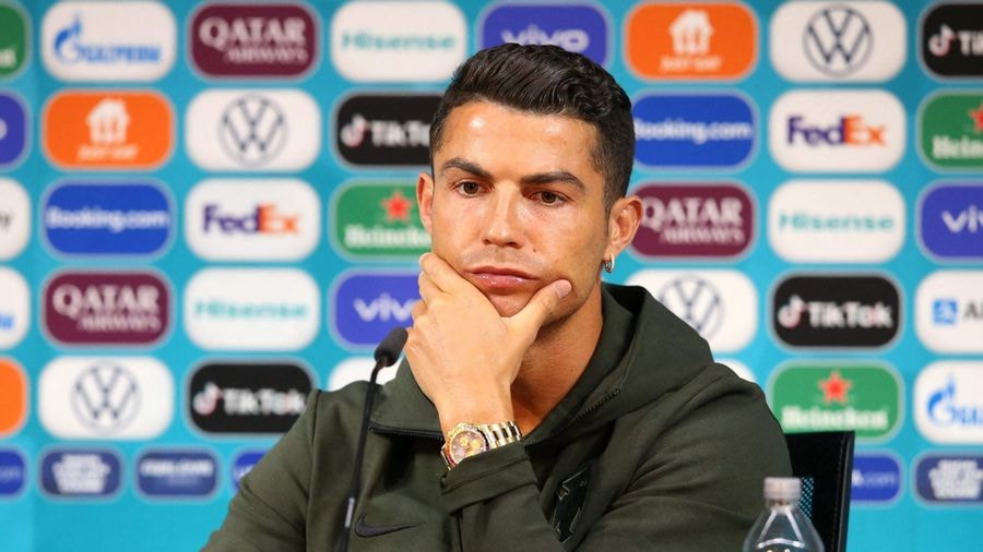 Nhiều cầu thủ học theo Ronaldo khi gạt bỏ các loại đồ uống trong buổi họp báo. Ảnh: The Peninsula Qatar