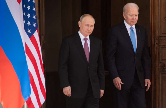 Tổng thống Nga Vladimir Putin và Tổng thống Mỹ Joe Biden sánh đôi tại hội nghị thượng đỉnh ngày 16/6 - Ảnh: AFP