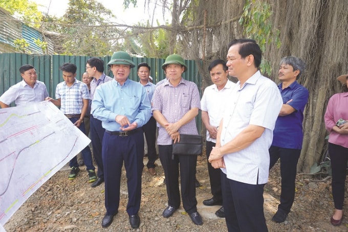 Lãnh đạo UBND Thành phố Hà Nội và Giám đốc Ban quản lý dự án đầu tư xây dựng công trình giao thông TP.Hà Nội Phạm Hoàng Tuấn kiểm tra tiến độ dự án cải tạo, nâng cấp đường Tản Lĩnh - Yên Bài vào tháng 6/2020. Ảnh: KTĐT
