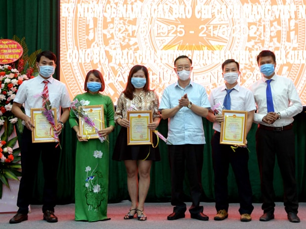 Phó Bí thư Thường trực Tỉnh ủy, Chủ tịch HĐND tỉnh Thào Hồng Sơn trao giải Nhất cho các tác giả đoạt giải. Ảnh: Văn Nghị
