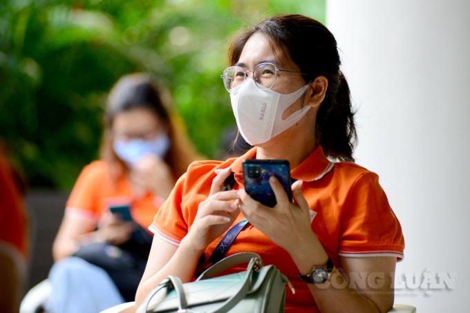 Một nhân viên cho biết đã đọc kỹ hướng dẫn trước khi tiêm vaccine