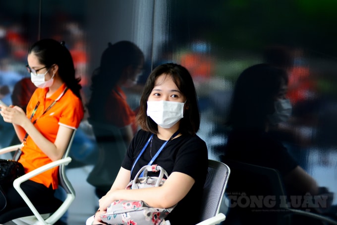Nhân viên Khu công nghệ cao TP. HCM có mặt từ sớm, chờ đến lượt