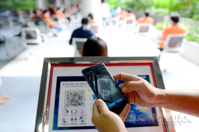 Đồng thời phải quét mã QR để tiến hành khai báo y tế