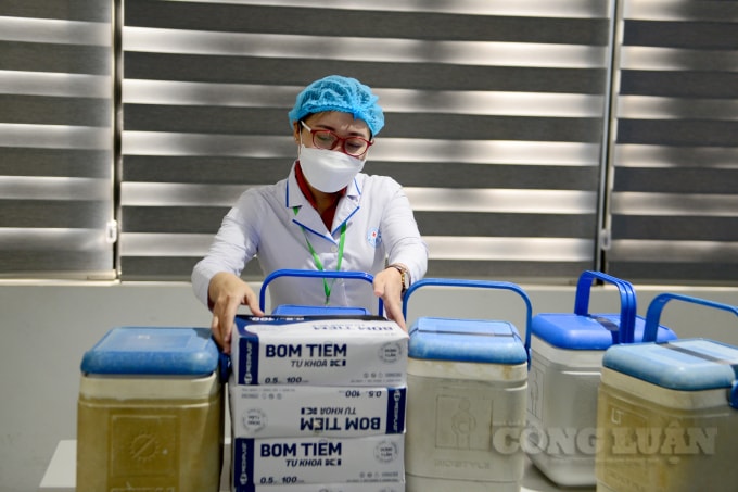 Các vật dụng y tế phục vụ công tác tiêm chủng được chuẩn bị chu đáo