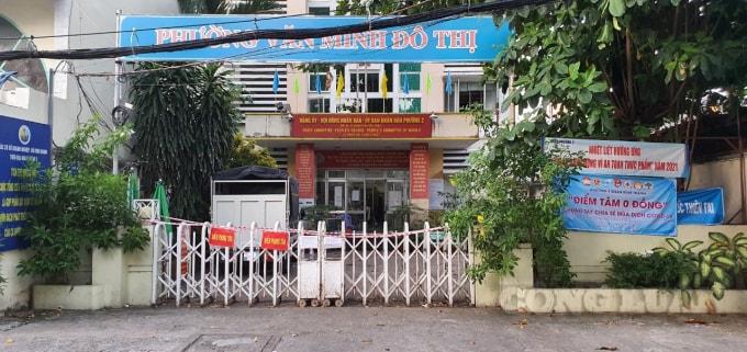 Vì F1, nên toàn bộ CB-CNV UBND phường 2, TP. HCM đã được đưa đi cách ly. Ảnh: Thái Sơn