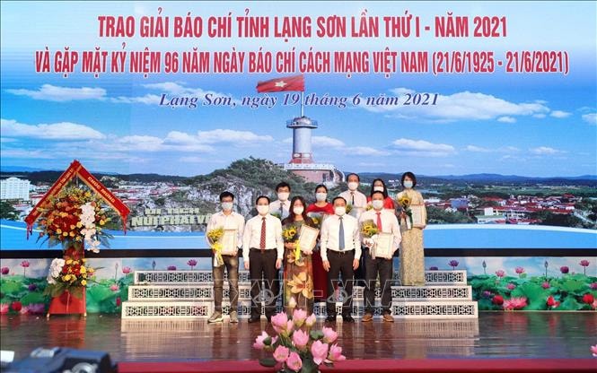 Các tác giả nhận Giải B Giải báo chí tỉnh Lạng Sơn lần thứ I – năm 2021. Ảnh: Anh Tuấn/TTXVN