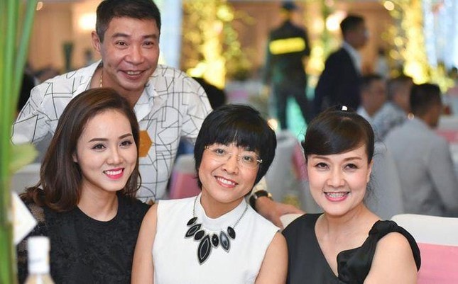 Bà xã của NSND Công Lý bên MC Thảo Vân và diễn viên Vân Dung.
