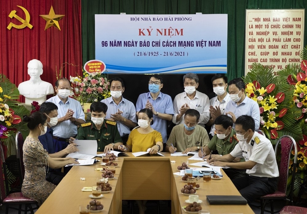 Đại diện các Chi hội, Liên Chi hội nhà báo thành phố ký kết giao ước thi đua giai đoạn 2021-2025. (Ảnh: TB).