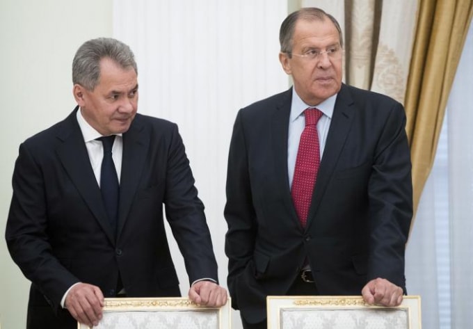 Bộ trưởng Ngoại giao Nga Sergey Lavrov (phải) và Bộ trưởng Quốc phòng Sergei Shoigu. Ảnh: AFP
