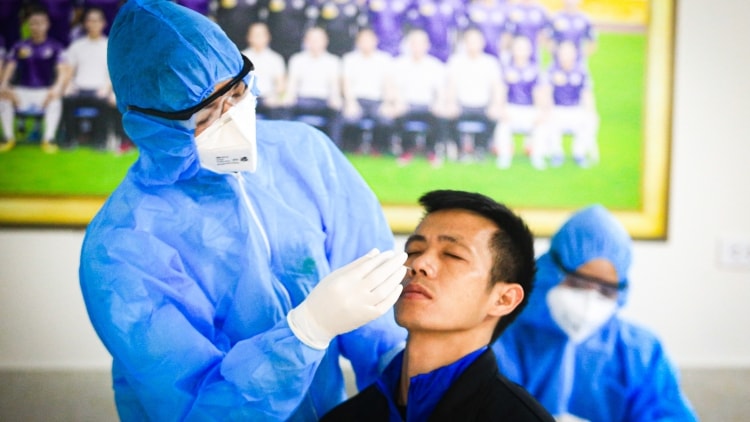 Lực lượng y tế lấy mẫu xét nghiệm Covid-19 cho người dân. Ảnh: minh họa