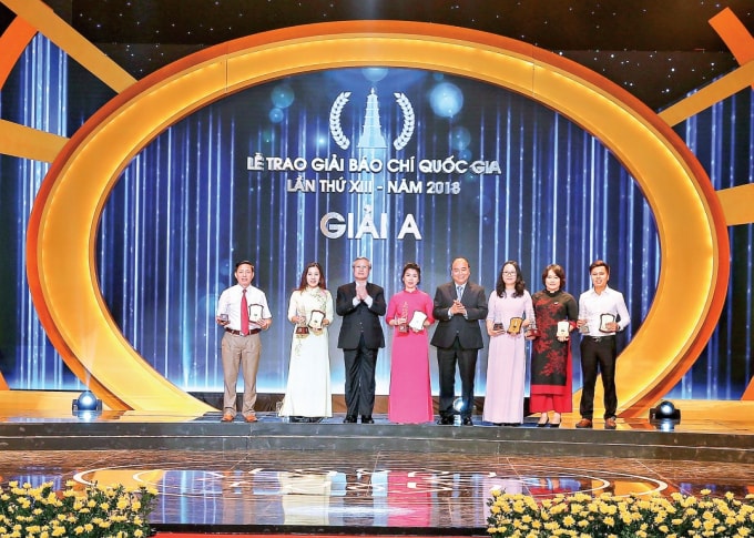 Các tác giả nhận giải A Giải Báo chí Quốc gia lần thứ XIII - năm 2018. Ảnh: Sơn Hải
