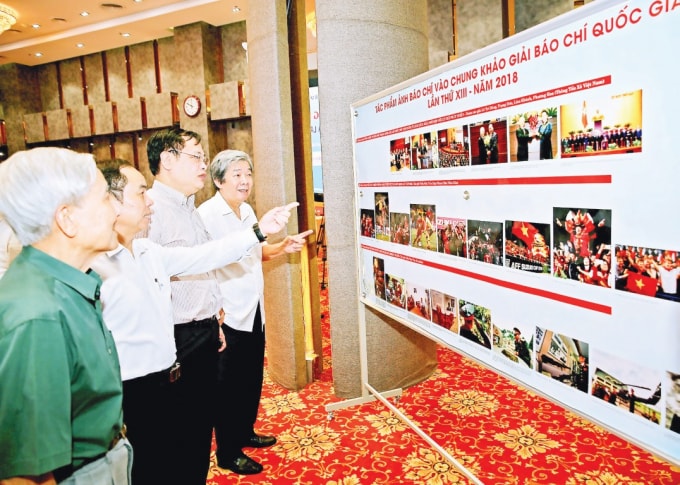 Giám khảo Hội đồng chung khảo Giải Báo chí Quốc gia lần thứ XIII - 2018 đang chấm thể loại ảnh báo chí. Ảnh: Sơn Hải