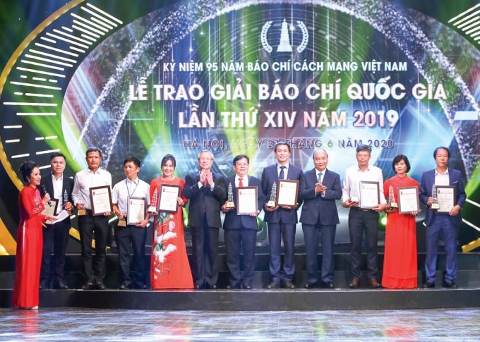 Các tác giả nhận giải A Giải Báo chí Quốc gia lần thứ XIV - năm 2019. Ảnh: Sơn Hải
