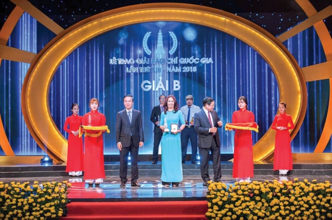 Nhà báo Trần Lan Anh - Báo Nhà báo & Công luận nhận giải B Giải Báo chí Quốc gia lần thứ XIII - năm 2018. Ảnh: Sơn Hải