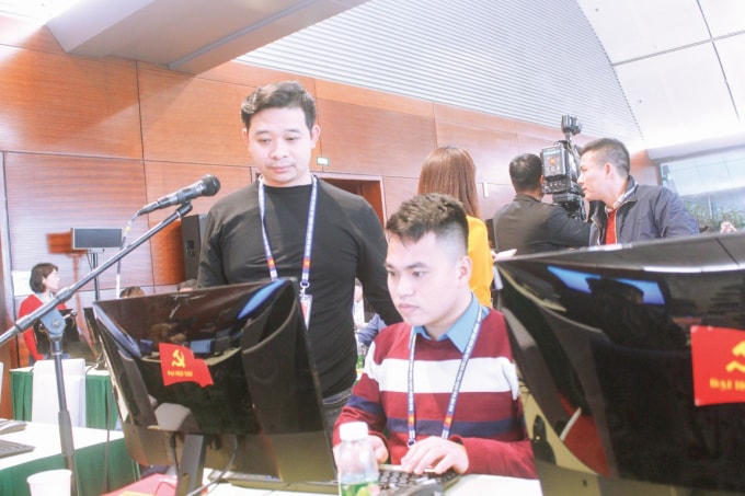 Nhà báo Trần Văn Vương (bên phải) tác nghiệp tại Đại hội lần thứ XIII của Đảng.