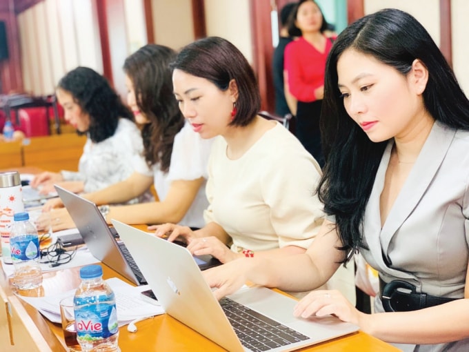Nhà báo Việt Hà (áo trắng thứ 2 từ phải sang) và các đồng nghiệp tác nghiệp.