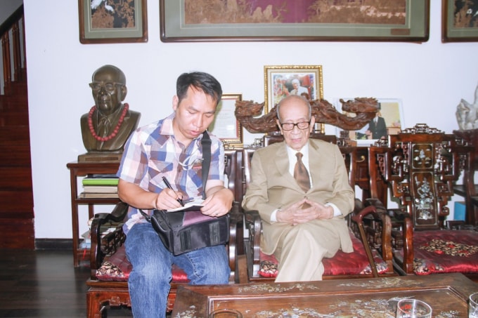 Nhà báo Vũ Xuân Cường trong lần phỏng vấn Giáo sư Vũ Khiêu.