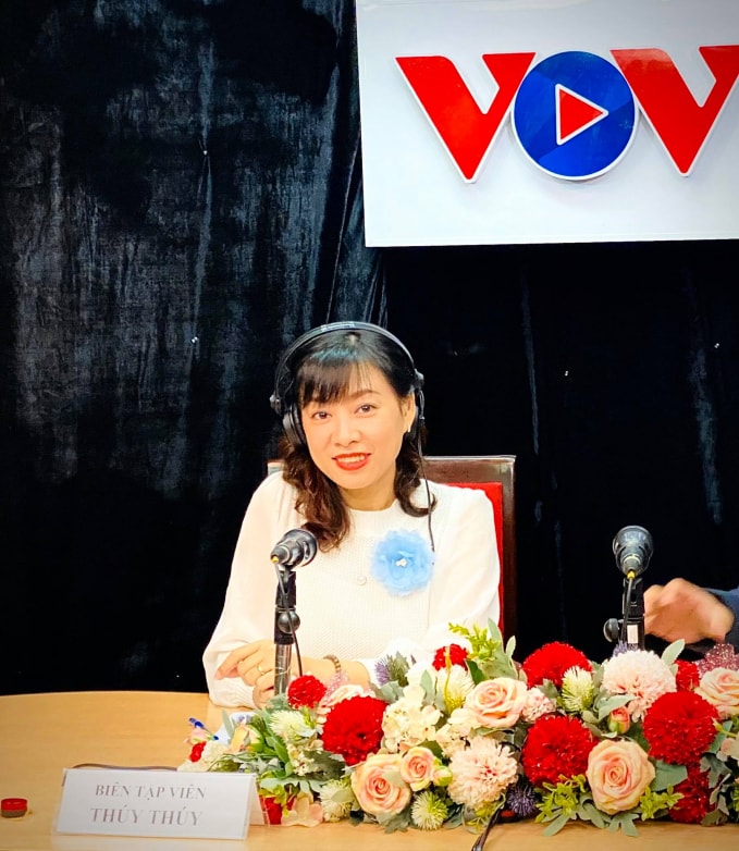 Biên tập viên Thúy Thúy trong một buổi làm việc tại Đài