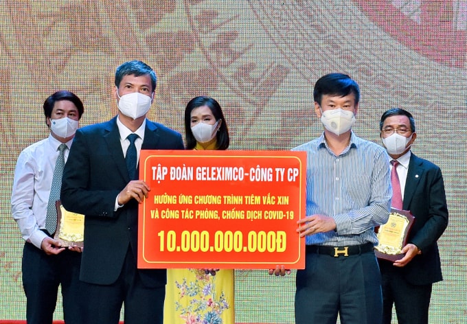 Đại diện Tập đoàn Geleximco trao ủng hộ cho Chương trình “Hà Nội chung tay hành động đẩy lùi dịch Covid-19 cho Lãnh đạo TP Hà Nội.