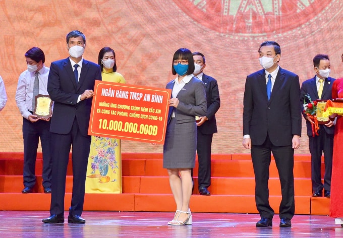 Đại diện ABBANK trao ủng hộ cho Chương trình “Hà Nội chung tay hành động đẩy lùi dịch Covid-19”.