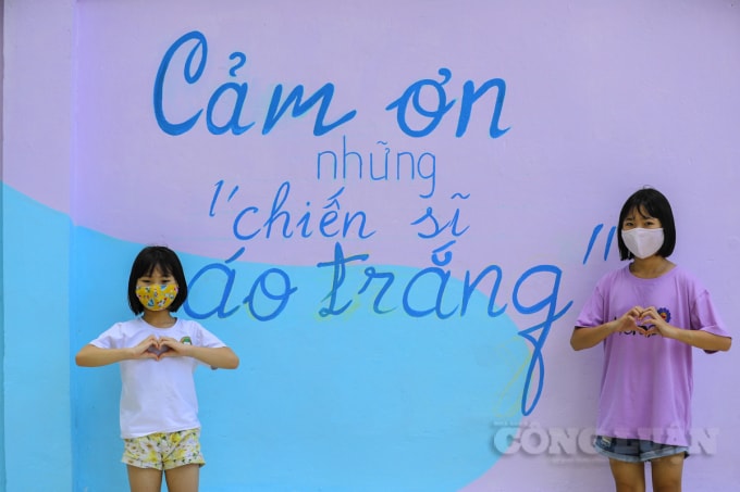 Các em nhỏ thích thú