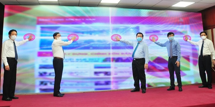 Đồng chí Nguyễn Trọng Nghĩa cùng các đại biểu bấm nút khai trương giao diện mới và ứng dụng di động Báo điện tử Đảng Cộng sản Việt Nam. Ảnh: Hoàng Quyên