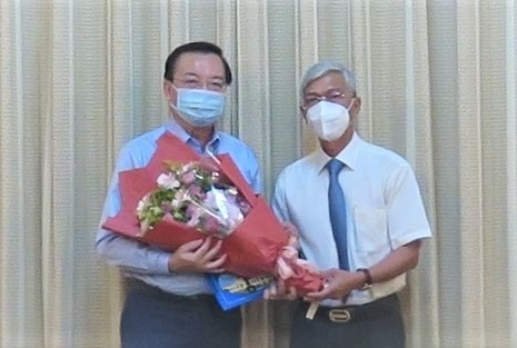 Phó chủ tịch UBND TP.HCM Võ Văn Hoan trao quyết định điều động ông Lê Hồng Sơn đến nhận công tác tại Thành ủy