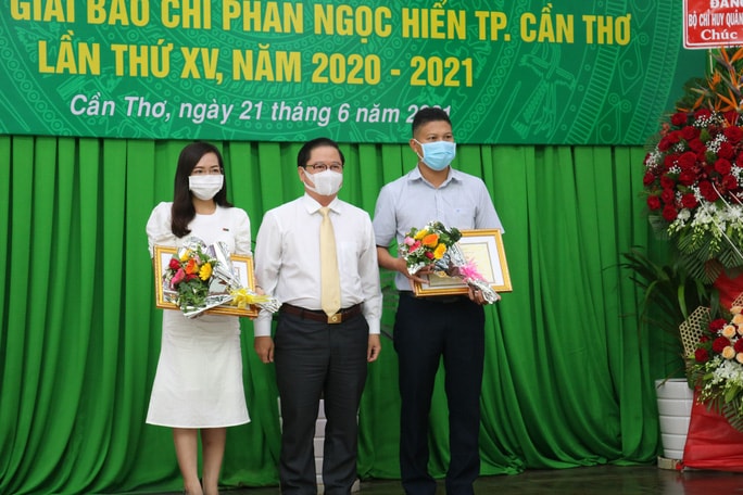 Đại diện nhóm tác giác nhận giải nhất. Ảnh: C.Linh