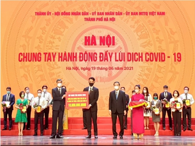Ông Đỗ Hoàng Minh – Phó Tổng Giám đốc Tập đoàn Tân Hoàng Minh trao tặng tiền ủng hộ 