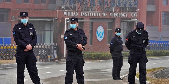 Nhân viên an ninh bảo vệ Viện Virus học Vũ Hán, Trung Quốc - Ảnh: AFP