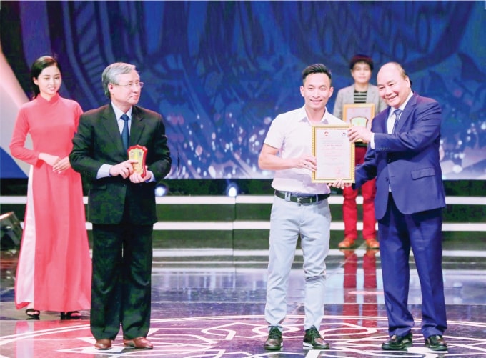 Nhà báo Nguyễn Hoàng Long - Báo Lao Động nhận giải tại Giải Báo chí Quốc gia. Ảnh NVCC