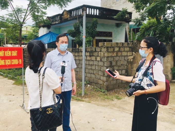 PV Tô Hà (phải), Thùy Dung (trái) phỏng vấn Giám đốc Sở Y tế Thanh Hóa.