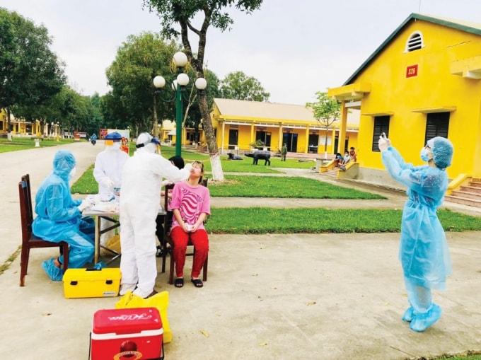 PV Tô Hà (phải) tác nghiệp trong khu cách ly Sư đoàn 390, thị xã Bỉm Sơn, Thanh Hóa