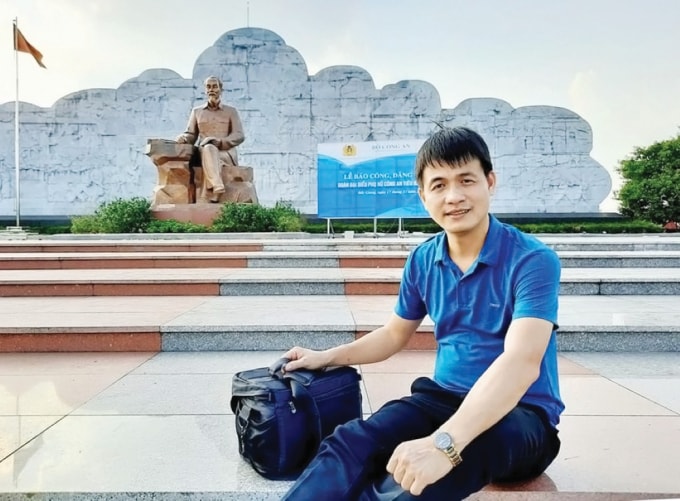 Nhà báo Công Doanh trong một chuyến đi thực tế.