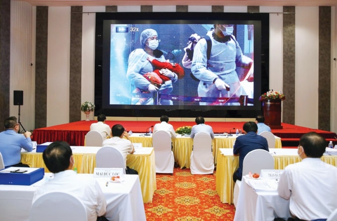 Hội đồng chấm chung khảo Giải Báo chí Quốc gia lần thứ XV, đánh giá các tác phẩm ở nội dung truyền hình. Ảnh: Sơn Hải