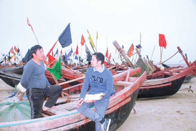 Nhà báo Dương Đình Tường trong một chuyến đi thực tế ở vùng biển ở tỉnh Thanh Hóa.