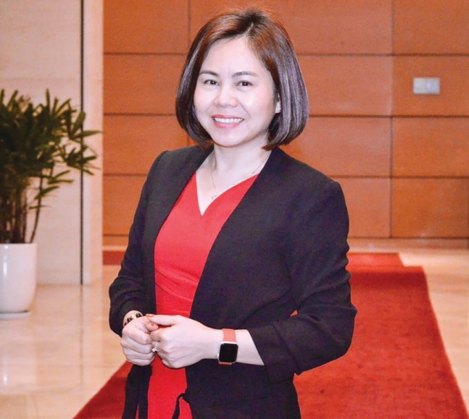 Nhà báo Lê Tuyết .