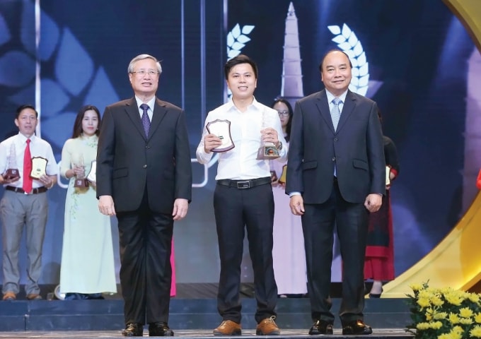 Nhà báo Võ Mạnh Hùng nhận Giải thưởng Báo chí Quốc gia.