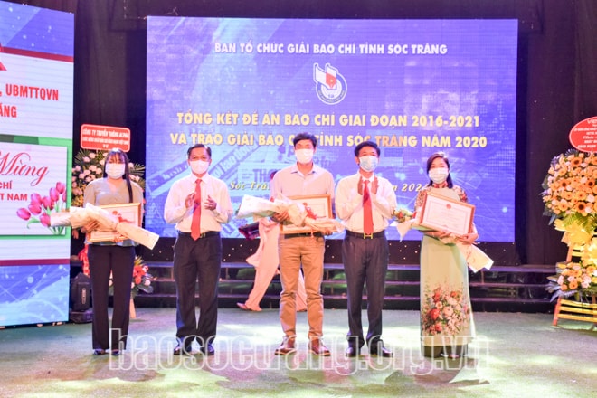 Các tác giả, nhóm tác giả đạt giải báo chí tỉnh được trao khen thưởng. Ảnh: Thiện Hải