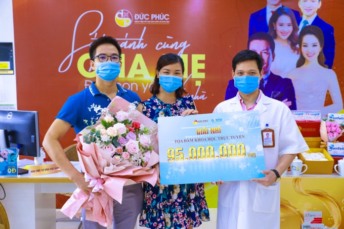 Khách hàng nhận giải thưởng tọa đàm khoa học trực tuyến.